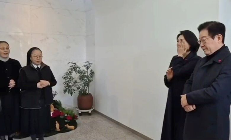 김혜경 여사가 25일 인천 계양구 노틀담 수녀회를 방문해 수녀들이 직접 부르는 성가를 들으며 눈물을 흘리고 있다. 이재명 대통령 인스타그램 갈무리