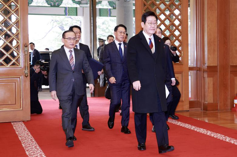 이재명 대통령이 29일 청와대에서 공식 근무를 시작했다. 이 대통령이 이날 오전 청와대 본관에 도착해 위성락 국가안보실장, 김용범 정책실장 등과 입장하고 있다. 청와대사진기자단