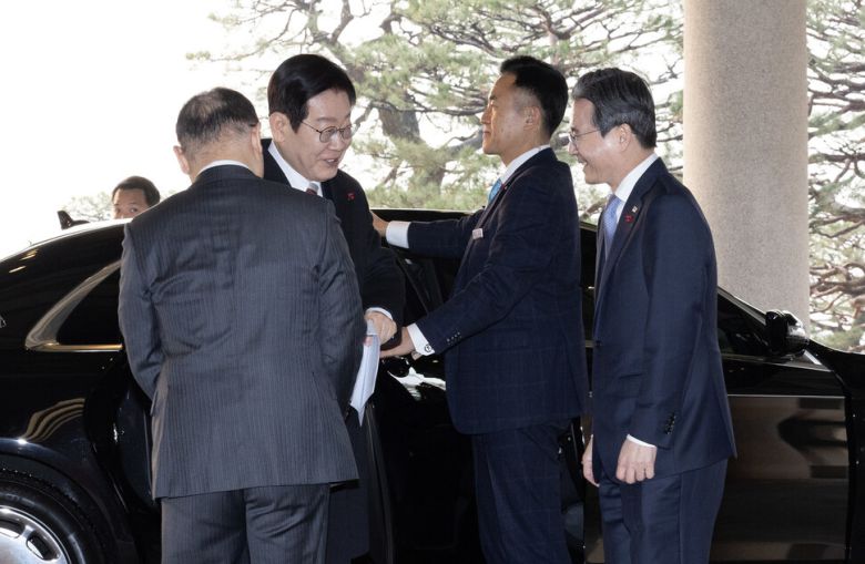 이재명 대통령이 29일 오전 청와대 본관에 도착해 김용범 정책실장(오른쪽)과 인사하고 있다. 왼쪽은 위성락 국가안보실장. 청와대사진기자단