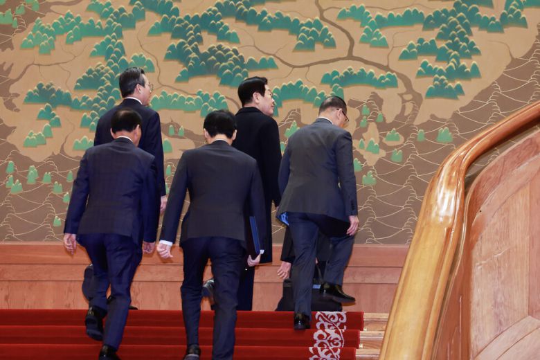 이재명 대통령이 29일 오전 위성락 안보실장, 김용범 정책실장 등과 함께 청와대 본관 2층으로 향하고 있다. 청와대사진기자단