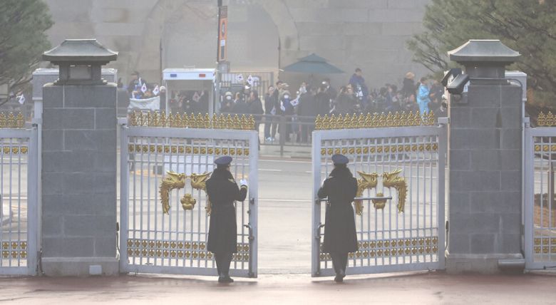29일 오전 청와대 정문이 열리고 있다. 3년 7개월 만에 다시 청와대 시대가 열렸다. 청와대사진기자단