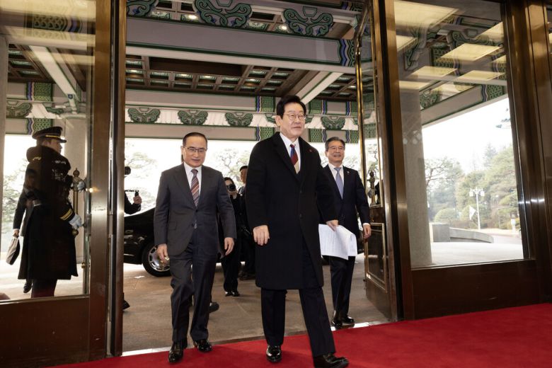 이재명 대통령이 29일 오전 청와대 본관에 도착해 위성락 국가안보실장, 김용범 정책실장 등과 입장하고 있다. 청와대사진기자단