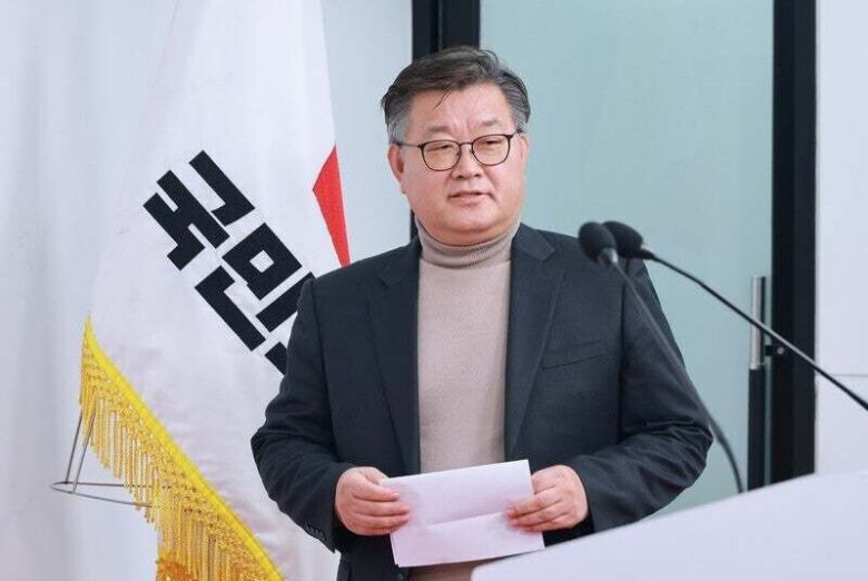 이호선 국민의힘 당무감사위원장이 2025년 12월 16일 서울 여의도 국민의힘 중앙당사에서 김종혁 전 최고위원에 대한 당원권 정지 2년 권고 결정을 발표하기 위해 단상으로 향하고 있다. 연합뉴스