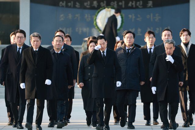 장동혁 대표와 송언석 원내대표 등 국민의힘 지도부가 새해 첫날인 1일 서울 동작구 국립서울현충원 현충탑을 참배한 뒤 이동하고 있다. 연합뉴스