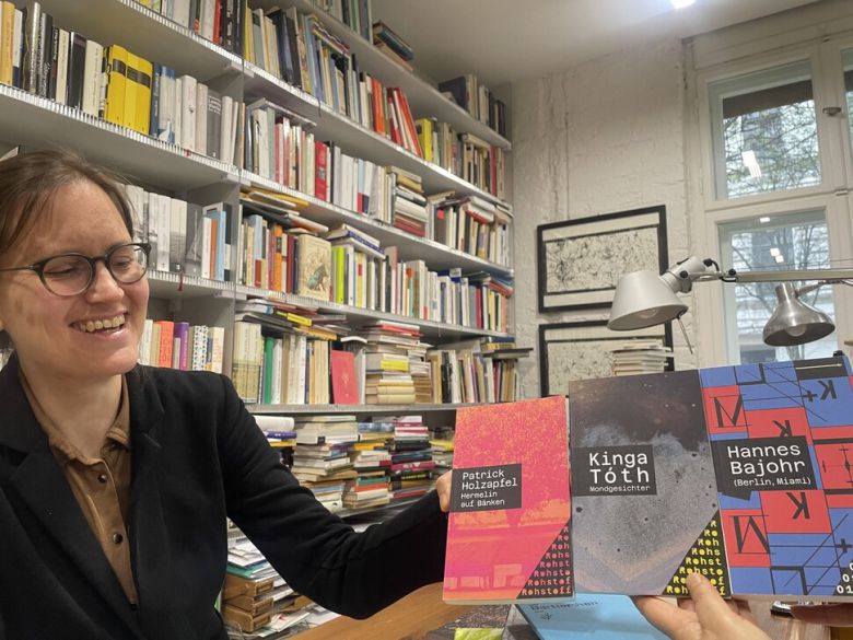 멘첼씨가 마테스&자이츠 베를린이 가진 현대 문학 플랫폼인 로슈토프(Rohstoff) 시리즈를 보여주고 있다.