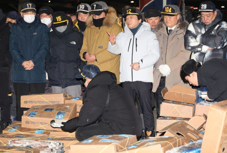 2일 오전 국내 최대 산지 위판장인 부산 서구 부산공동어시장에서 중도매인들이 힘찬 손짓으로 새해 첫 수산물 경매를 진행하고 있다. 연합뉴스