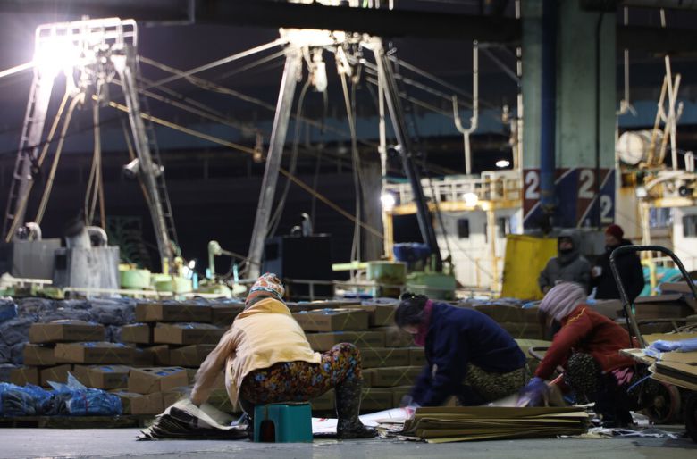 2일 오전 국내 최대 산지 위판장인 부산 서구 부산공동어시장에서 작업자들이 새해 첫 경매를 앞두고 현장을 정리하고 있다. 연합뉴스