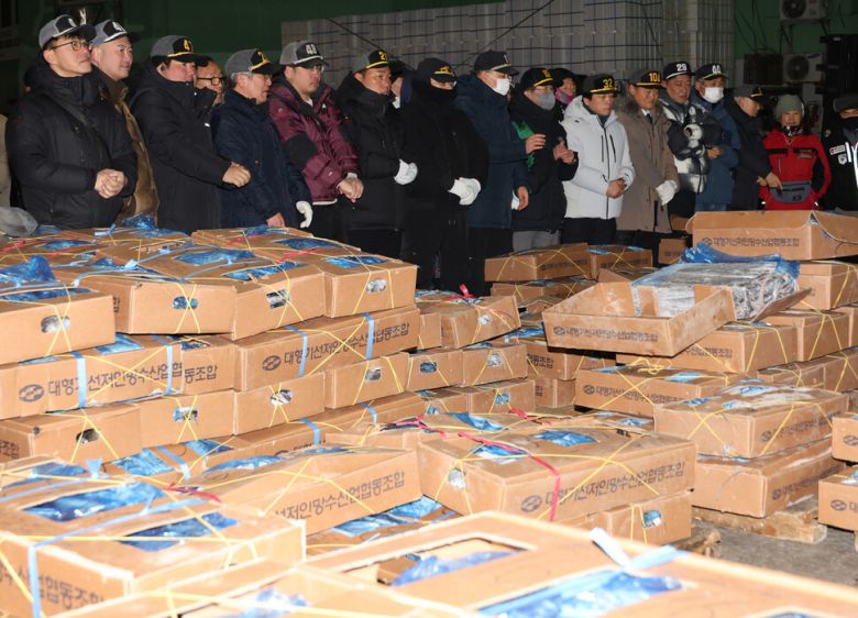 2일 오전 국내 최대 산지 위판장인 부산 서구 부산공동어시장에서 중도매인들이 힘찬 손짓으로 새해 첫 수산물 경매를 진행하고 있다. 연합뉴스