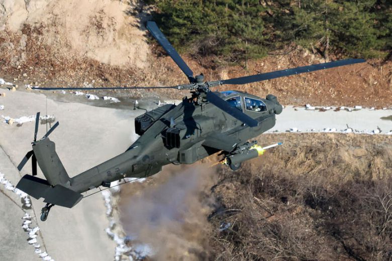 지난해 1월8일 한국 육군항공사령부가 아파치 공중 사격 훈련을 실시하고 있다. 주한미군뿐만 아니라 한국 육군도 아파치 헬기 36대를 미국에서 도입해 보유하고 있다. 육군 페이스북