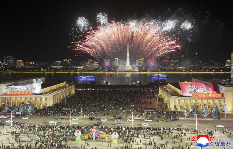 북한 평양 김일성광장에서 지난 1일 0시 2026년 새해를 맞아 폭죽놀이가 열리고 있다. 평양/조선중앙통신 연합뉴스