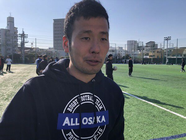 오사카조선중급학교 럭비팀 감독이 훈련에 참여하고 있다. 그는 럭비도 잘해야 하지만 남을 위해서 배려하는 학생이 되라고 가르친다고 했다.