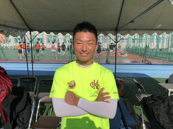 훈련에 참여한 오사카조선중급학교 3학년 김유선은 오사카조고로 진학할 것이라고 했다. 몸이 탄탄하고 수줍어하는 그는 북한을 공화국이라고 했는데, 유니폼 양쪽에는 ‘일념통천’이 한자로, ‘오사까중급’이 한글로 쓰여있다.