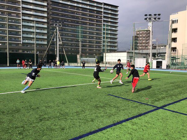 4일 일본 오사카 호쿠요 고교 럭비장에서 한국과 일본, 재일동포 중학생 럭비 선수들이 합동훈련하고 있다.