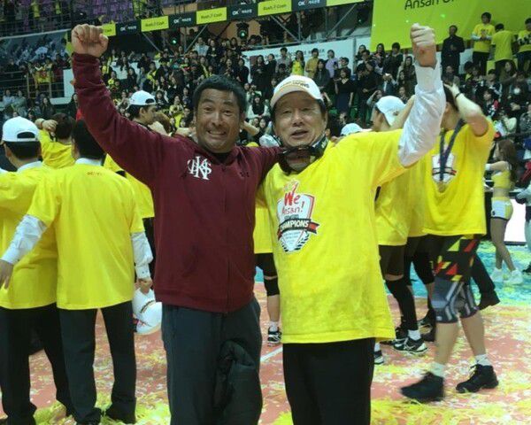 2015년 OK저축은행 프로배구 V리그 우승 당시의 오영길 감독과 최윤 회장. OK금융그룹 제공