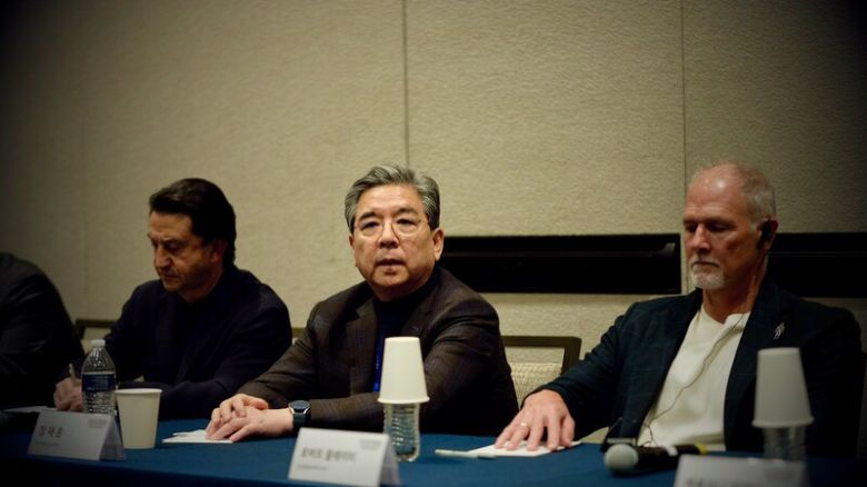 장재훈 현대차그룹 부회장이 5일(현지시각) 미국 라스베이거스 만달레이베이 컨벤션센터에서 기자들의 물음에 답하고 있다. 이재호 기자 ph@hani.co.kr