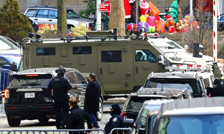 5일(현지시각) 뉴욕시에서 니콜라스 마두로 베네수엘라 대통령이 마약 밀매 등 혐의로 열린 기소 절차를 마친 뒤 그를 태운 것으로 추정되는 장갑차가 연방 법원을 떠나고 있다. 뉴욕/UPI 연합뉴스