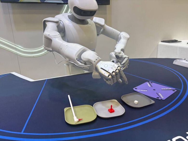 싱가포르에 본사를 두고, 중국 상하이에서 연구를 진행하는 인공지능 로봇 기업 ‘샤르파’의 로봇이 종기접기를 하고 있다. 권효중 기자