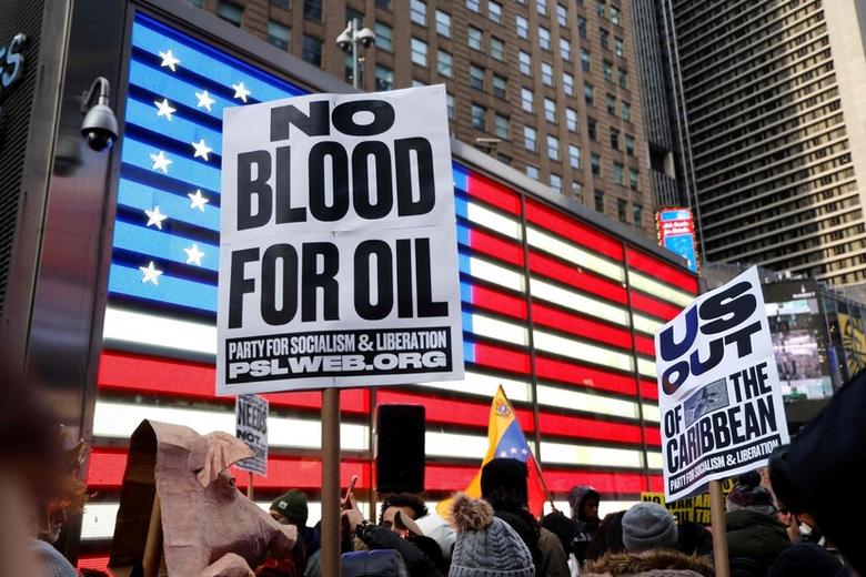 트럼프 대통령이 미국이 베네수엘라를 통치(run)하고 베네수엘라에 매장된 석유를 활용할 것이라고 밝힌 3일 뉴욕 타임스퀘어에서 전쟁 반대 시위가 벌어지고 있다. 사람들이 ‘석유를 위한 전쟁 반대’ ‘카리브해에서 미국은 나가라’ 등의 손팻말을 들고 서 있다. AFP연합뉴스