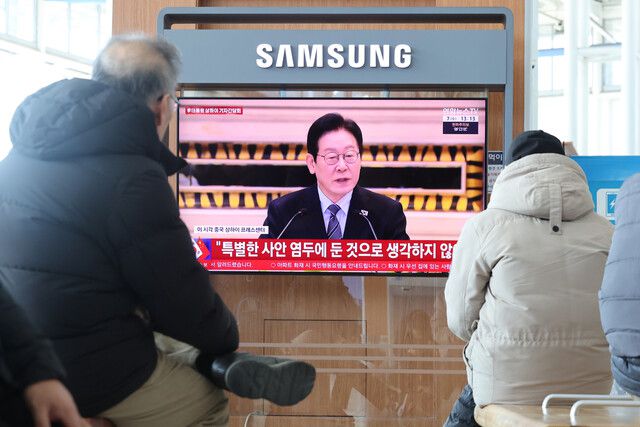 7일 시민들이 서울역 대합실에서 이재명 대통령의 중국 상하이 현지 기자간담회 중계방송을 지켜보고 있다. 연합뉴스