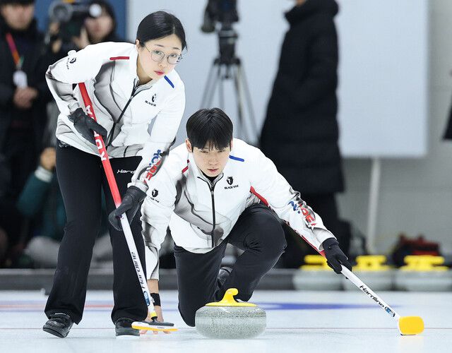 2026 밀라노·코르티나담페초겨울올림픽 컬링 믹스더블 종목에 출전하는 김선영(왼쪽)-정영석 짝이 7일 충북 진천선수촌에서 훈련하고 있다. 연합뉴스