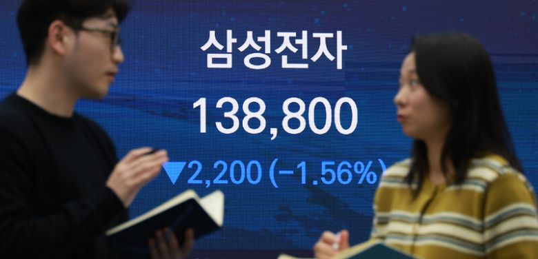 8일 오후 서울 중구 우리은행 딜링룸 전광판에 코스피 종가와 삼성전자, SK하이닉스 주가가 표시되고 있다. 이날 코스피는 전 거래일 대비 1.31포인트(0.03%) 오른 4552.37에 마감했다. 정용일 선임기자 yongil@hani.co.kr
