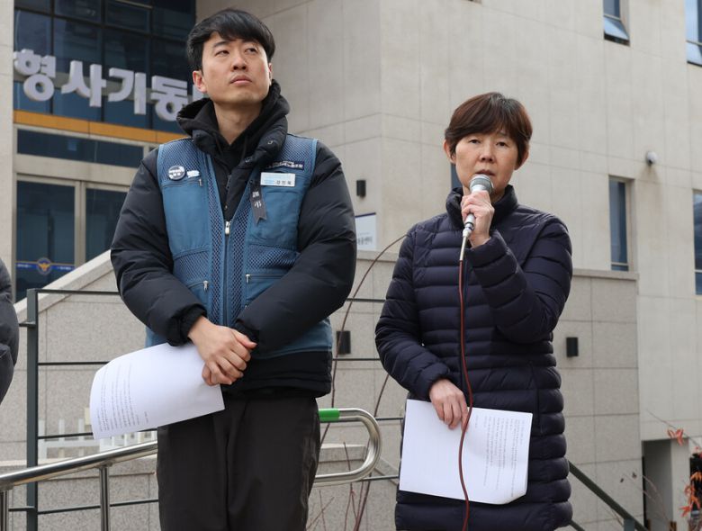 2020년 쿠팡 물류센터에서 일하다 숨진 고 장덕준씨의 어머니 박미숙씨가 지난 6일 서울 마포구 서울경찰청 광역수사단 형사기동대 앞에서 참고인 조사를 받기에 앞서 발언을 하고 있다. 왼쪽은 김범석 쿠팡아이엔씨 의장을 고발한 강민욱 택배노조 쿠팡본부 준비위원장. 연합뉴스