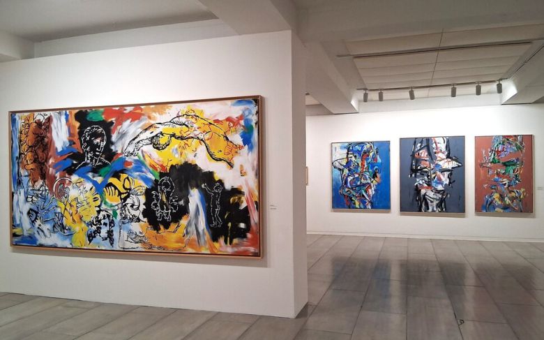 3부 전시장 일부. 앞쪽 격벽에 1995년 작 ‘철두철미한 지식’이 내걸렸고, 안쪽에는 2008~2009년 잇따라 그린 3점의 자화상 연작들이 보인다. 노형석 기자