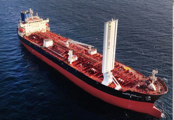 에이치디(HD)한국조선해양이 자체 개발한 ‘윙세일’ 시제품의 해상 실증 모습. 에이치디한국조선해양 제공