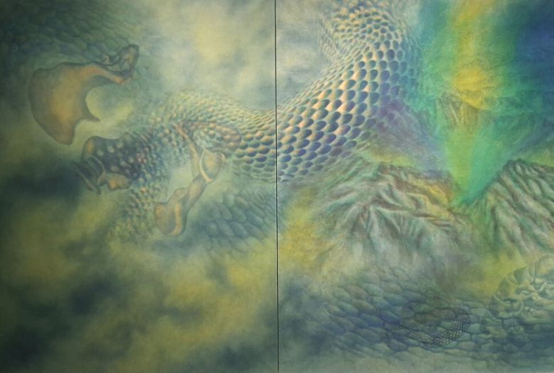 이은실 작가의 개인전에서 대표작으로 꼽히는 ‘에피듀럴 모먼트’의 세부. 길이 7.2m의 대형 종이 화폭에 그린 이 수묵채색화는 안개에 휩싸인 알록달록한 화폭에 산맥을 배경으로 금빛 비늘로 덮인 용과 뼈 조각들이 떠다니는 초현실적 장면들을 보여준다. 작가는 수년 전 아이를 출산했을 당시 고통을 완화시키기 위해 경막 외 마취제가 자기 몸에 주입되던 순간 겪은 환각 체험을 형상화한 것이라고 털어놓았다. 노형석 기자