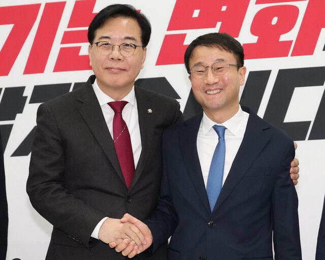 한병도 신임 더불어민주당 원내대표(오른쪽)와 송언석 국민의힘 원내대표가 12일 국회 국민의힘 원내대표실에서 협상하기에 앞서 기념사진을 찍고 있다. 2026.1.12