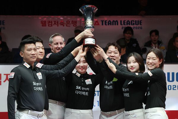 강동궁 등 SK렌터카 선수들이 11일 피비에이 팀리그 정규리그 1위를 확정한 뒤 우승컵을 들고 있다. SK렌터카는 포스트시즌 파이널에 직행한다. PBA 제공