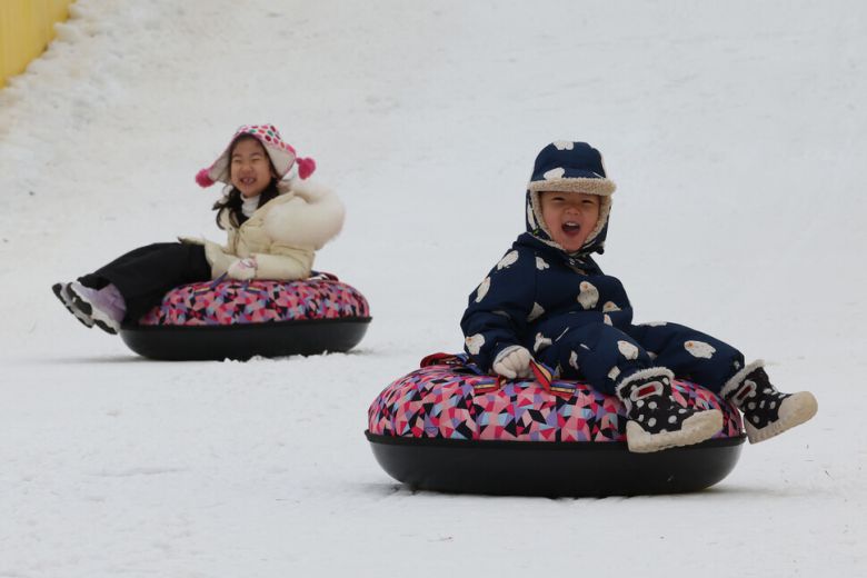 겨울 테마파크 2026 노원 눈썰매장 장애인 가족 초청 행사가 열린 12일 오전 서울 노원구 서울과학기술대학교 종합운동장에서 김세준(앞·4), 김세린(6) 어린이가 눈썰매를 타고 있다. 김영원 기자 forever@hani.co.kr
