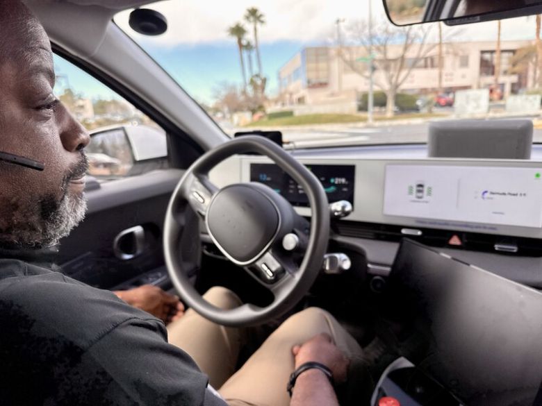 8일(현지시각) 미국 라스베이거스에서 기자가 탑승한 모셔널의 무인 로보택시가 운전자의 조작 없이 운행하고 있다.