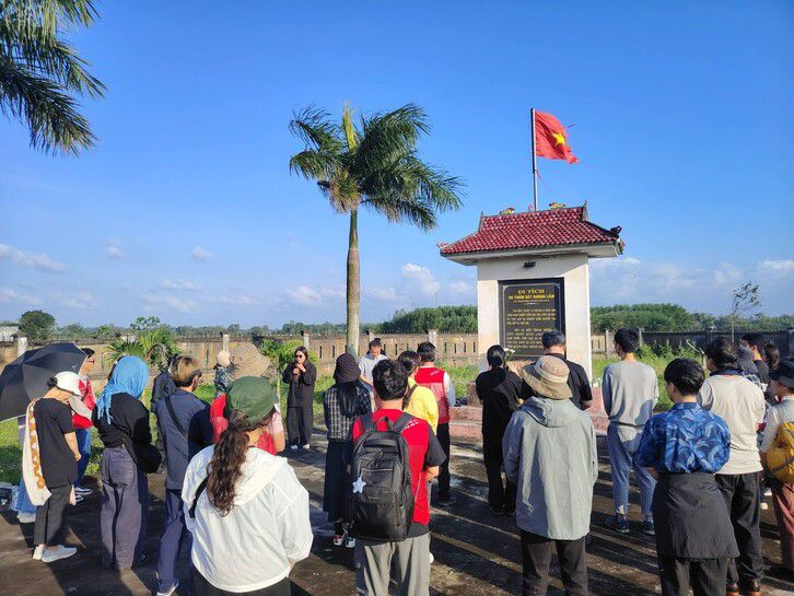 9일 카인럼학살 위령비를 방문한 브이(V)로드 베트남 평화기행단. 한베평화재단 제공