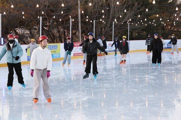 스케이팅을 즐기는 시민들 모습. 부천시 제공