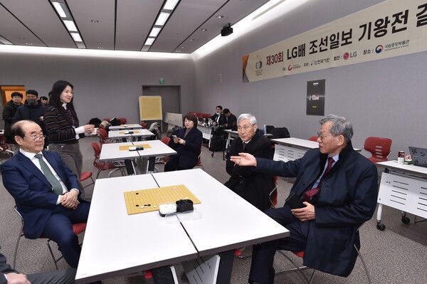 정태순 한국기원 이사장(왼쪽)과 유홍준 국립박물관장, 조훈현 9단이 12일 검토실에서 얘기하고 있다. 한국기원 제공