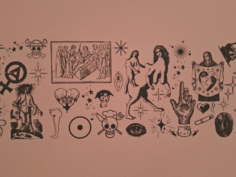 국제갤러리 케이1 전시장 1층 안쪽에 내걸린 ‘고어 데코-세계의 뿌리’ 본작품 양옆에 길게 붙은 실크스크린 회화들의 일부분. ‘고어 데코–평평한 구멍(Flat Hole)’이란 제목이 따로 붙었다. 노형석 기자