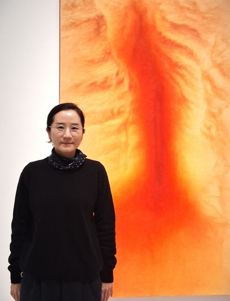 전시장에 내걸린 자신의 수묵채색 근작 ‘멈추지 않는 협곡’ 앞에 선 이은실 작가. ‘멈추지 않는…’은 몸 안에서 끊임없이 생성되고 순환하는 피의 흐름을 화산에 넘쳐 흐르는 진홍빛 용암의 흐름으로 은유한 작품이다. 노형석 기자