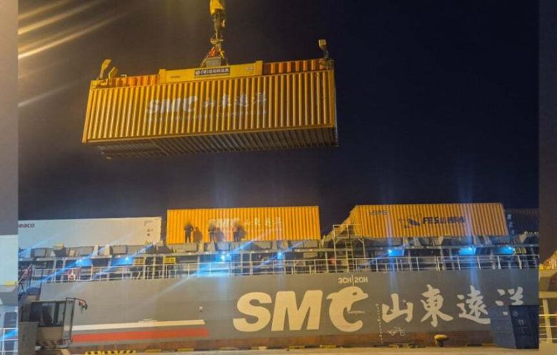 지난해 11월26일 제주시 건입동 제주항에서 중국 선적 ‘SMC 르자오’호에 수출품이 담긴 컨테이너가 실리고 있다. 서보미 기