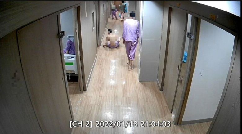 2022년 1월18일 밤 울산시 울주군 반구대병원 5병동 복도를 비추는 시시티브이. 이날 밤 503호실에서 지적 장애인 김도진(가명, 32)씨가 다른 환자에 의해 목이 졸리고 등을 짓밟힌 뒤 살해됐다. CCTV 갈무리