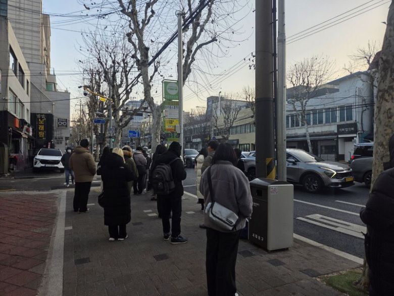 서울 서대문구 연희교차로 버스정류장에서 시민들이 마을버스와 파업 불참 버스 등을 기다리고 있다. 박찬희 기자