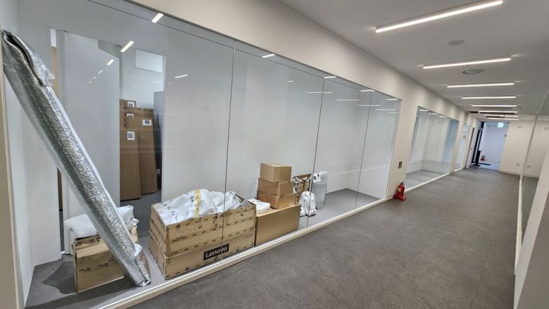 준공 뒤 1년 넘게 개관하지 못하고 있는 ‘민주주의기록관’의 ‘보이는 수장고’에 건축 자재들이 쌓여 있다. 김영동 기자