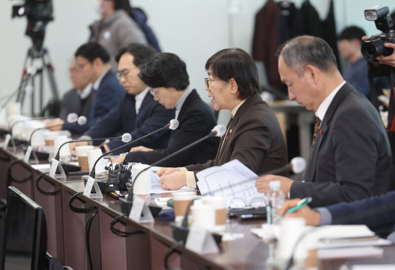 정은경 보건복지부 장관이 지난 13일 서울 서초구 국제전자센터에서 열린 제3차 보건의료정책심의위원회에서 발언하고 있다. 연합뉴스