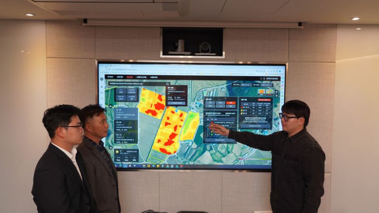 서울 서초구 대동 본사에서 직원에게 정밀농업 설명을 듣고 있는 한승수(왼쪽 첫째·34)씨와 배성문(왼쪽 둘째·56)씨. 대동 제공