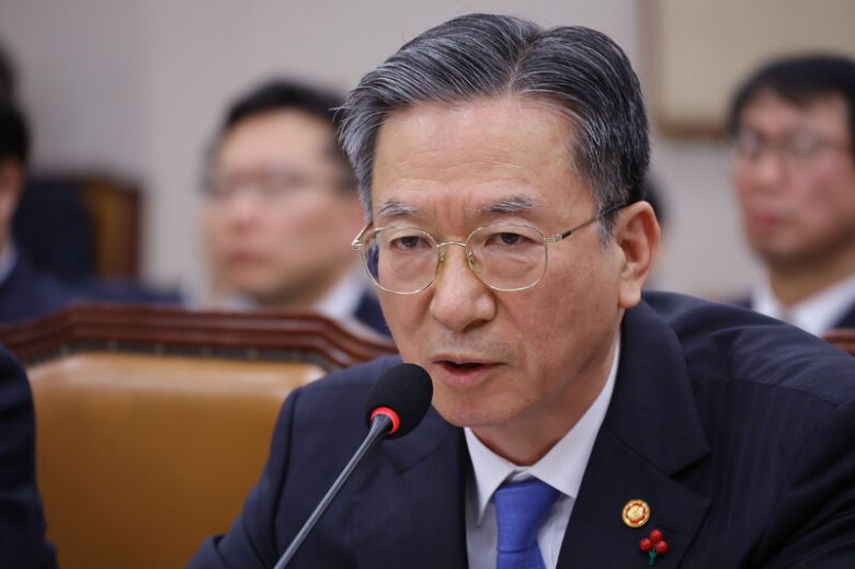 지난 12일 국회에서 열린 법제사법위원회 전체회의에서 정성호 법무부 장관이 의원 질의에 답하고 있다. 연합뉴스