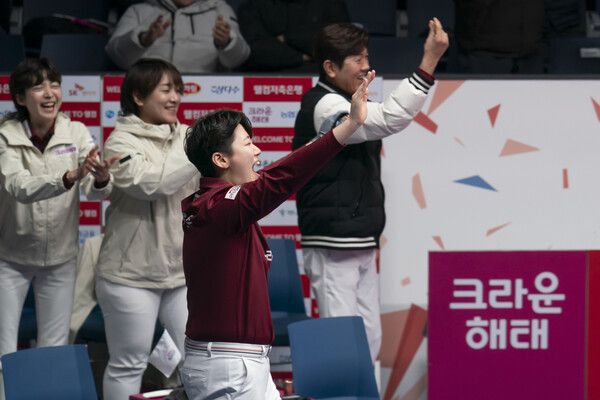 백민주 등 크라운해태 선수들이 13일 와일드카드전에서 우리금융캐피탈을 꺾자 좋아하고 있다. PBA 제공