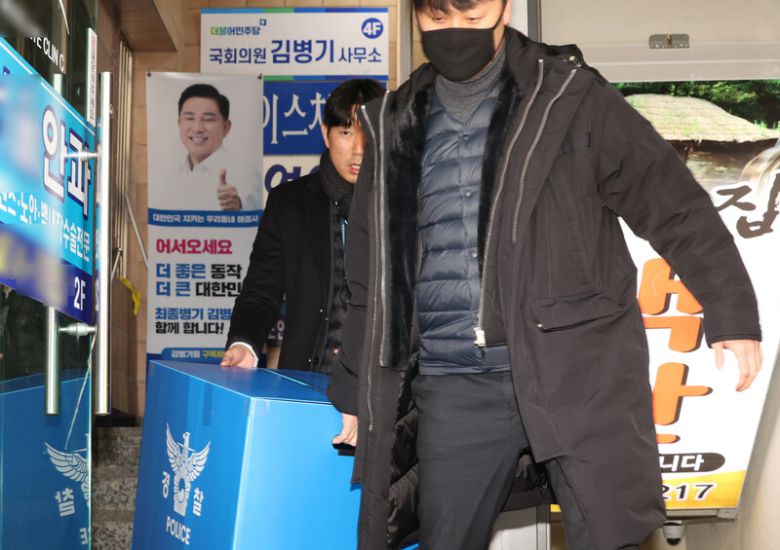 경찰이 지난 14일 공천헌금 수수 등 각종 비위 의혹을 받는 더불어민주당 김병기 의원의 서울 동작구 지역구 사무실에서 압수수색을 마친 뒤 압수품 상자를 들고 나서고 있다. 연합뉴스