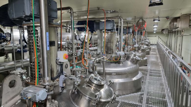 해양심층수를 역삼투 방식으로 여과한 뒤 순수한 물과 분리된 미네랄 농축수를 다시 가열해 ‘마그네슘 3, 칼륨 1, 나트륨 1의 황금 비율’로 이온미네랄을 생산하는 설비.