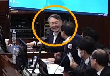 내란 우두머리 혐의로 기소된 윤석열 전 대통령이 13일 서울 서초구 서울중앙지방법원 417호 형사대법정에서 열린 내란 우두머리 혐의 결심공판에서 변호인들과 대화하며 웃고 있다. 서울중앙지법 제공