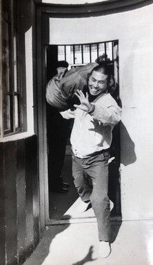 민청학련 사건으로 수감됐던 김상윤 ㈔윤상원기념사업회 고문이 1975년 2월 광주교도소에서 나오고 있다. 김상윤 회고록 갈무리